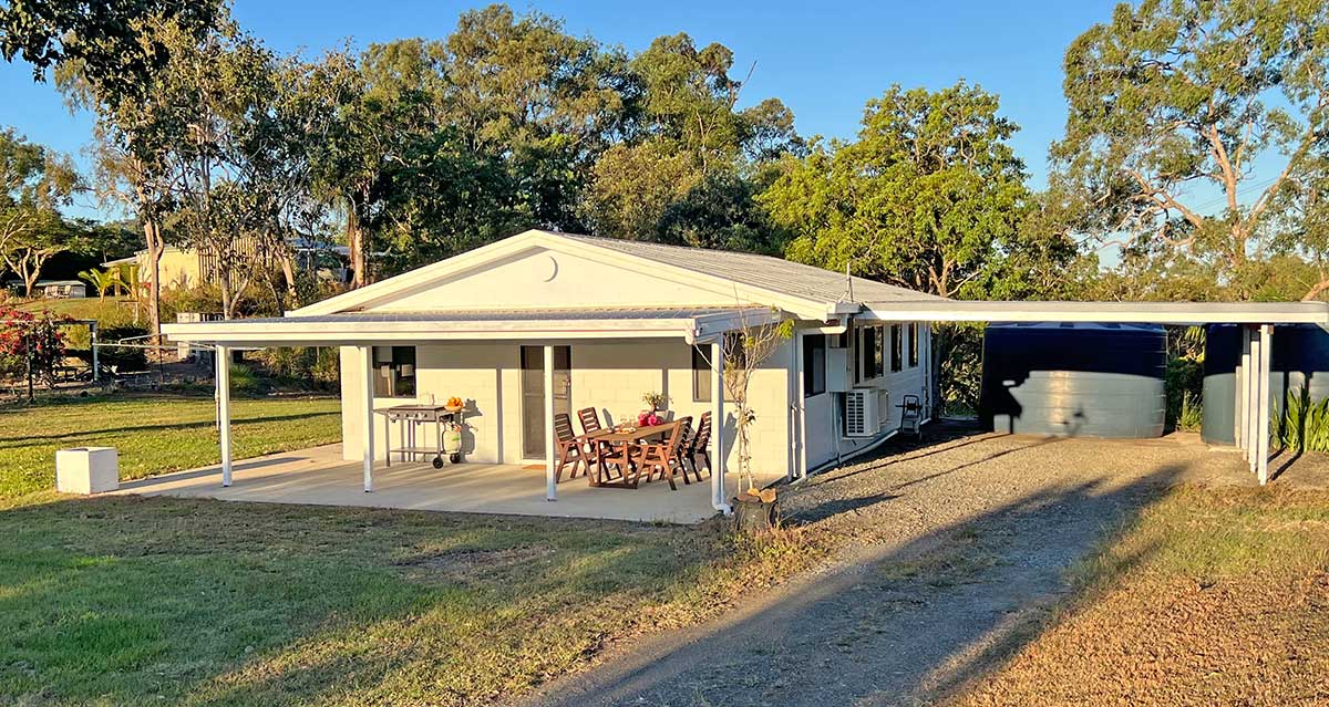 VividStayz.com Bungalow patio and carport